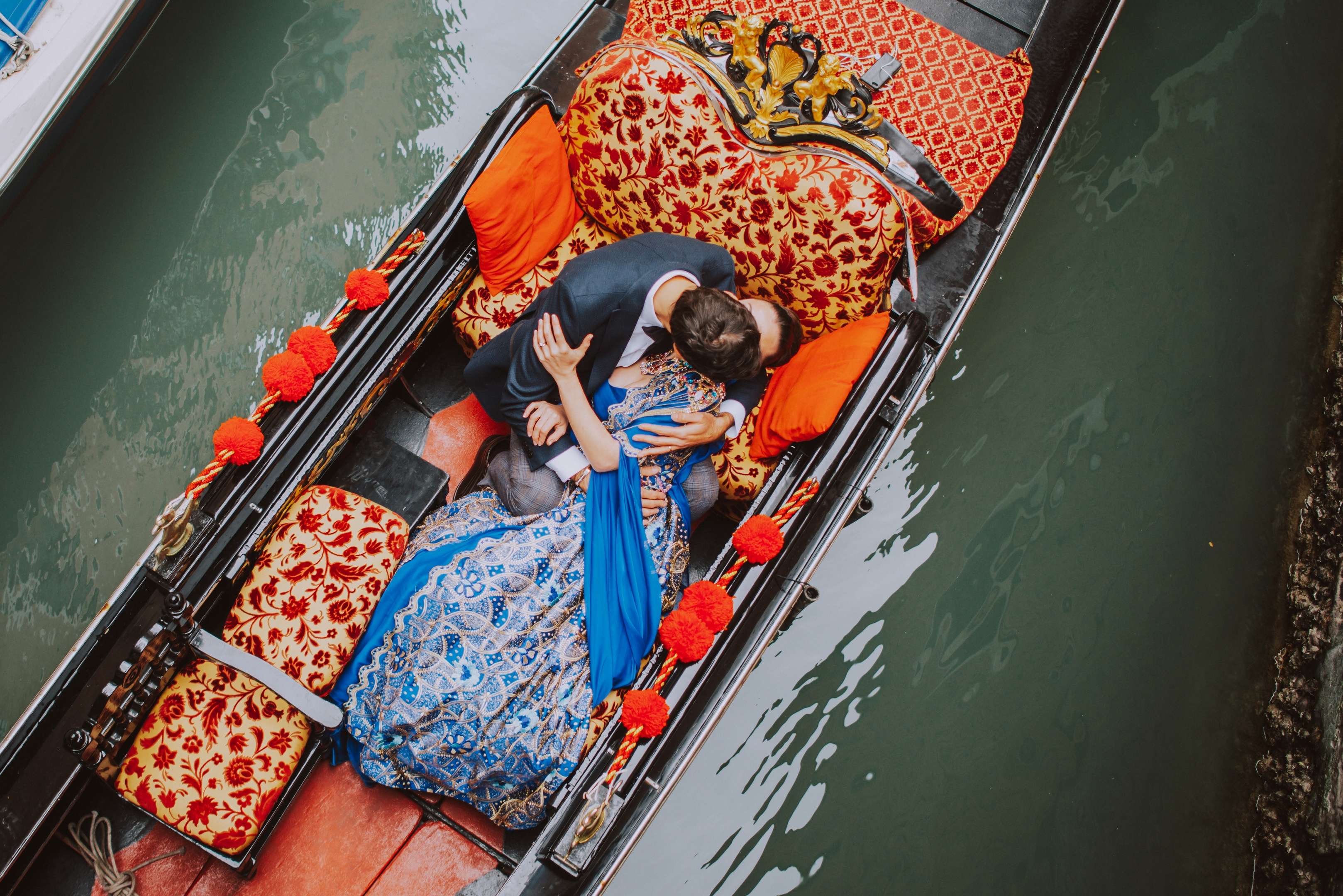 luxury honeymoon photographer venice doge danieli gondola