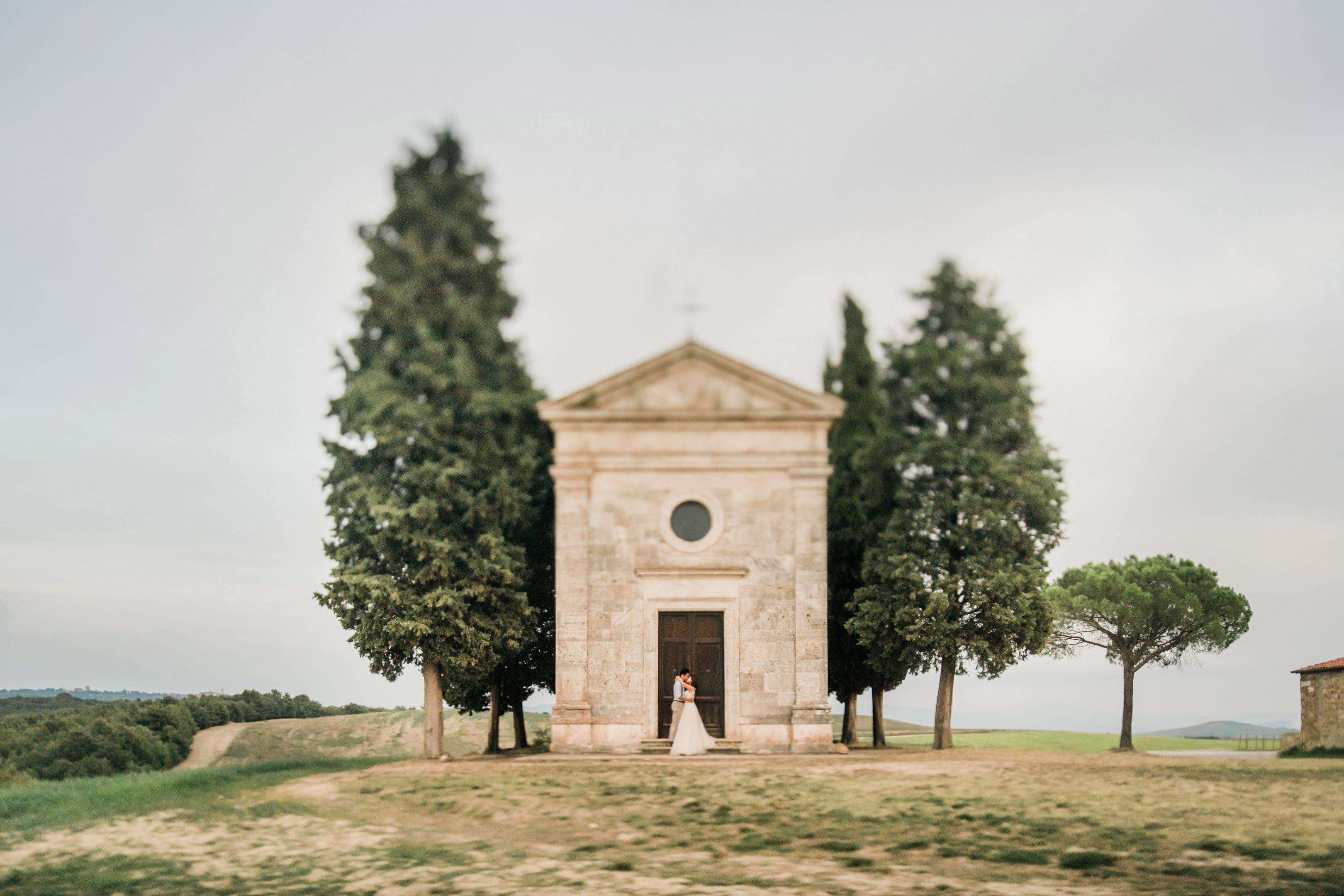 tuscany pre wedding photographer pienza chapel vitaleta